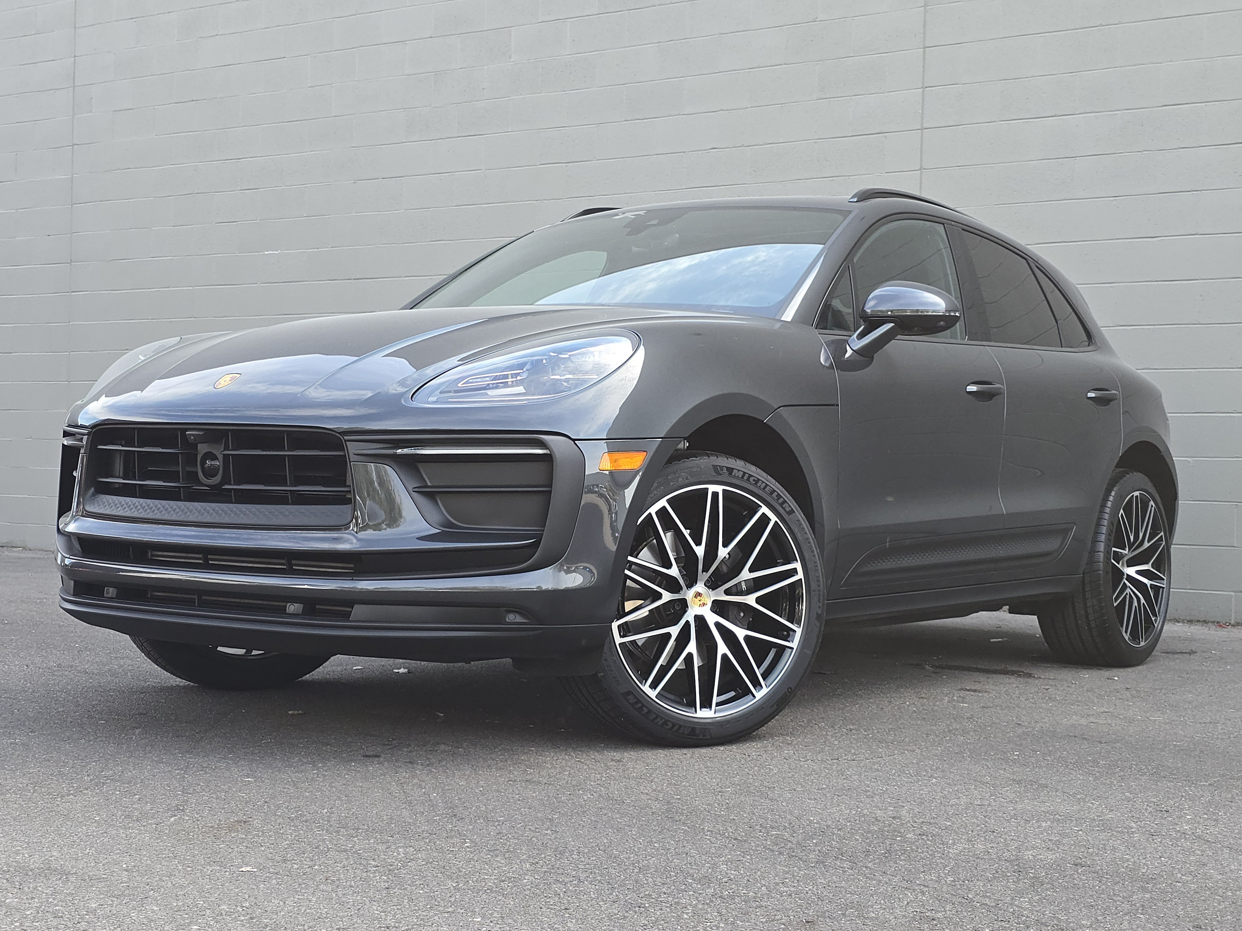 Certified 2025 Porsche Macan AWD/4WD image 1