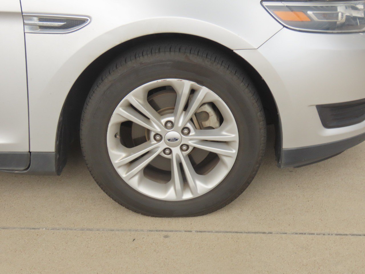 Used 2017 Ford Taurus SE FWD image 9