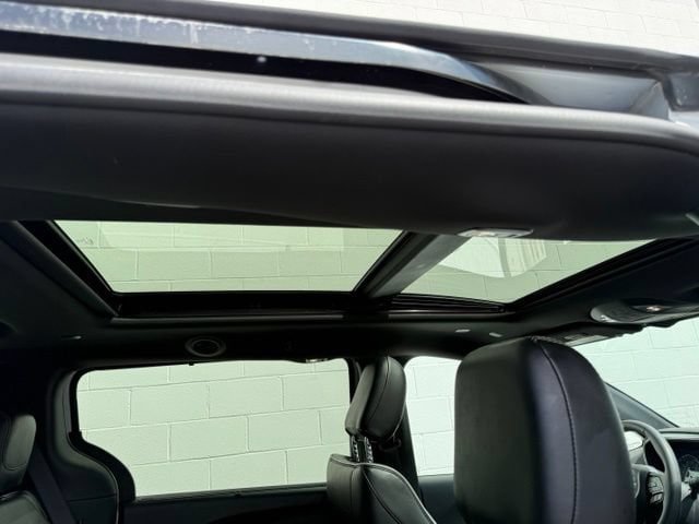 Used 2025 Chrysler Pacifica Limited FWD image 17