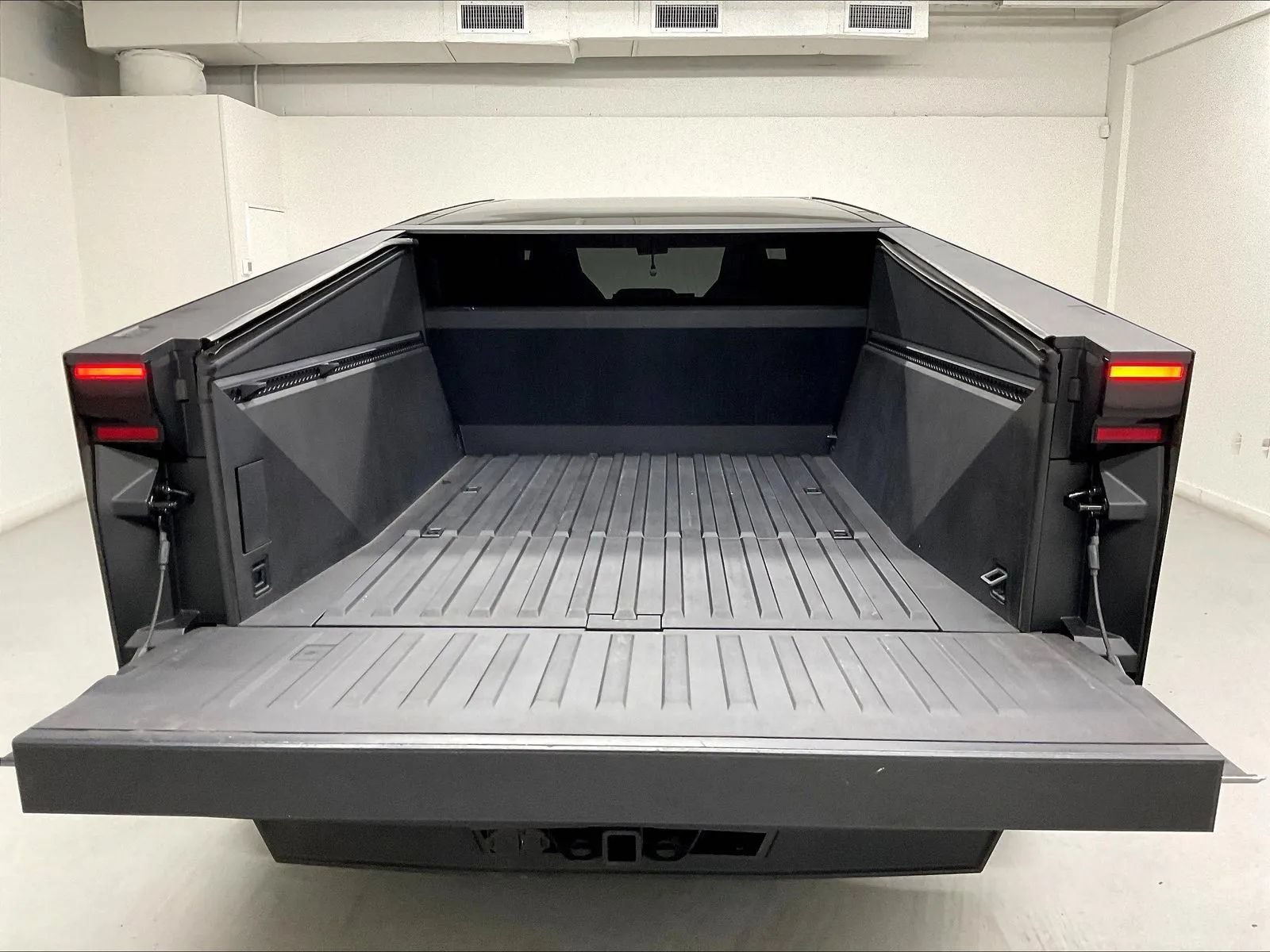 Used 2024 Tesla Cybertruck AWD Crew Cab image 30