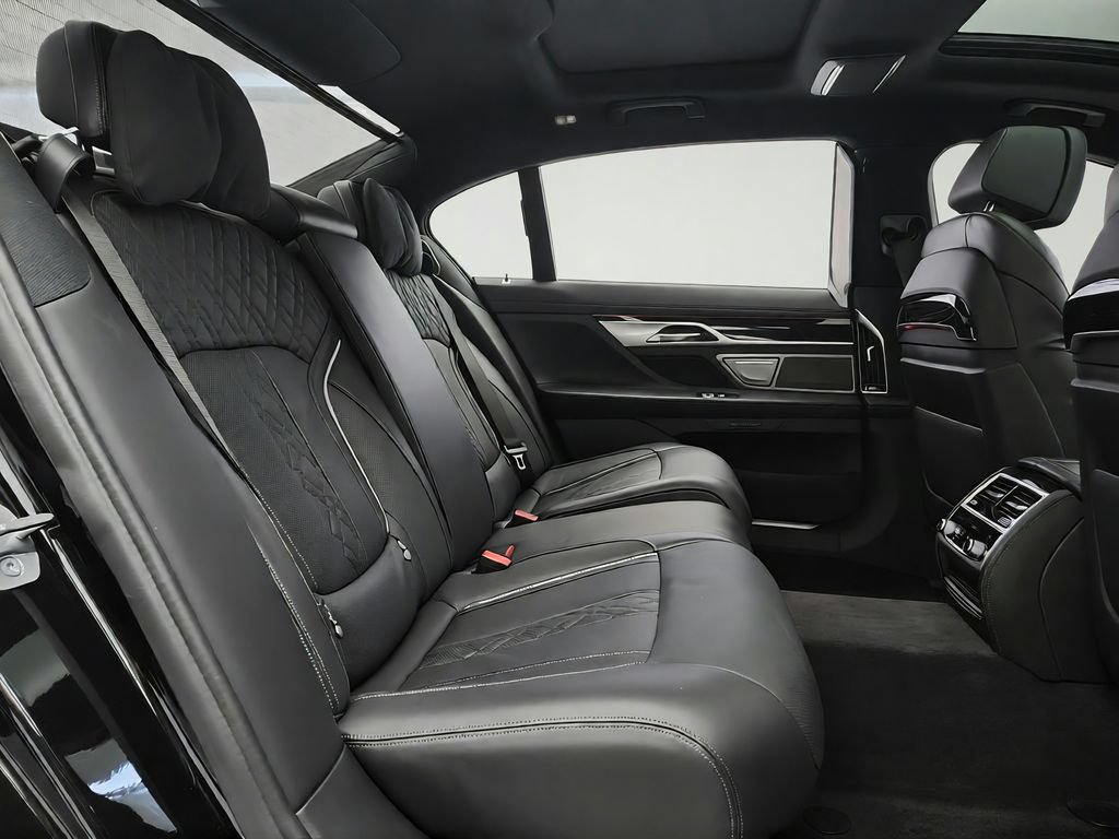 Used 2022 BMW 740i xDrive w/ M Sport Package AWD/4WD image 40