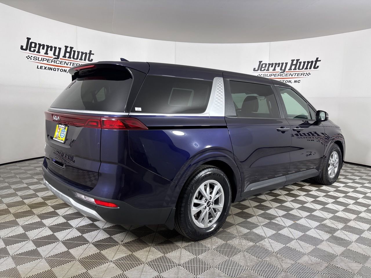 Used 2023 Kia Carnival LX image 4