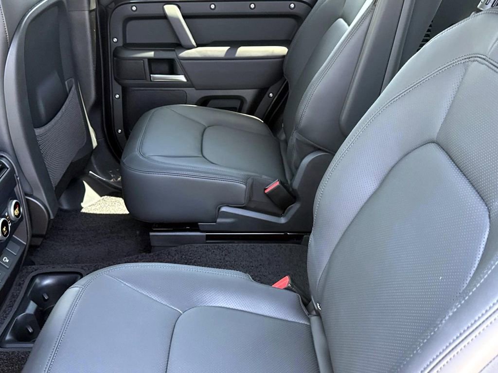 New 2025 Land Rover Defender 130 X-Dynamic SE image 12
