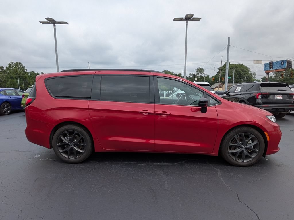 Used 2025 Chrysler Pacifica Limited FWD image 9