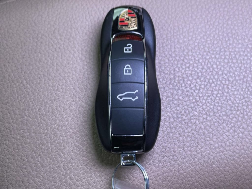 Certified 2025 Porsche Macan AWD/4WD image 45