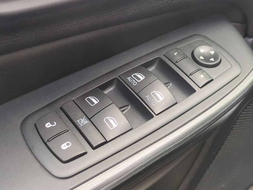 Used 2016 Jeep Cherokee Trailhawk AWD/4WD image 12