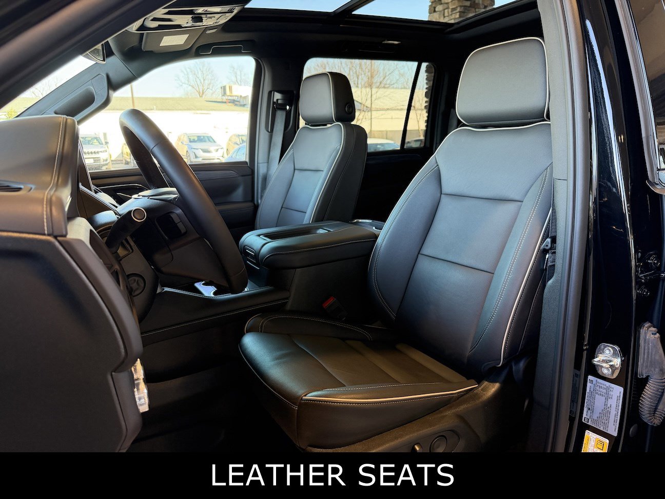 Used 2023 GMC Yukon XL SLT w/ SLT Luxury Package image 16