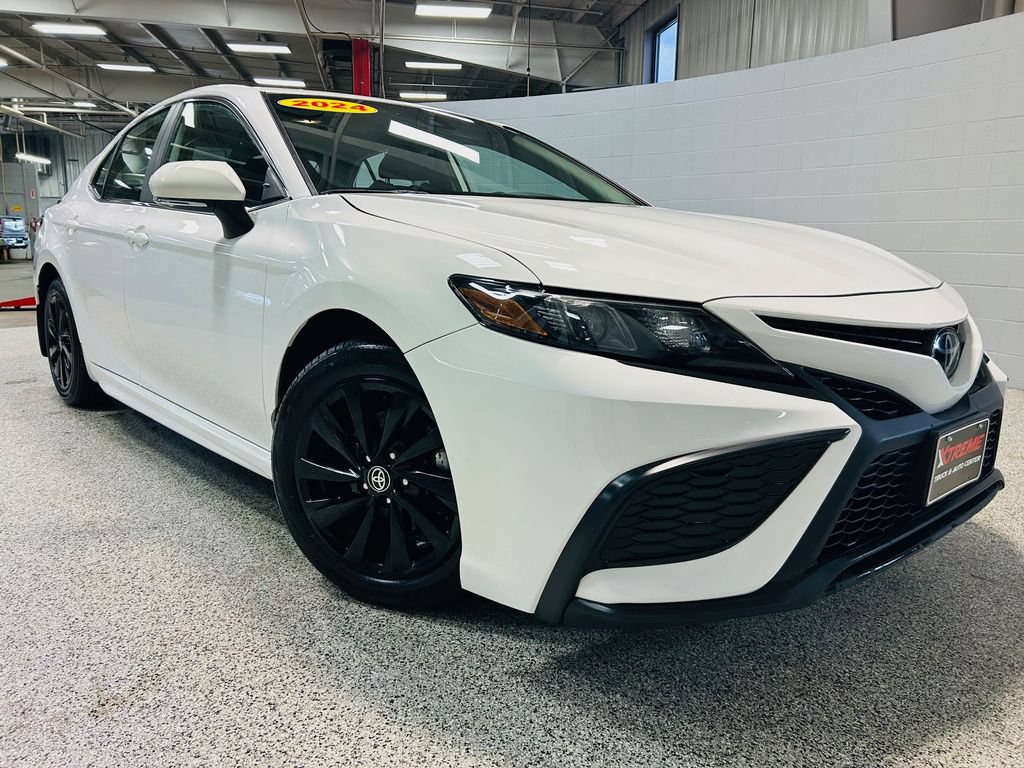 Used 2024 Toyota Camry SE FWD image 1