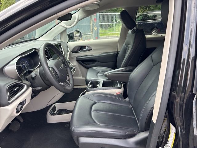 Used 2024 Chrysler Pacifica Touring-L image 14