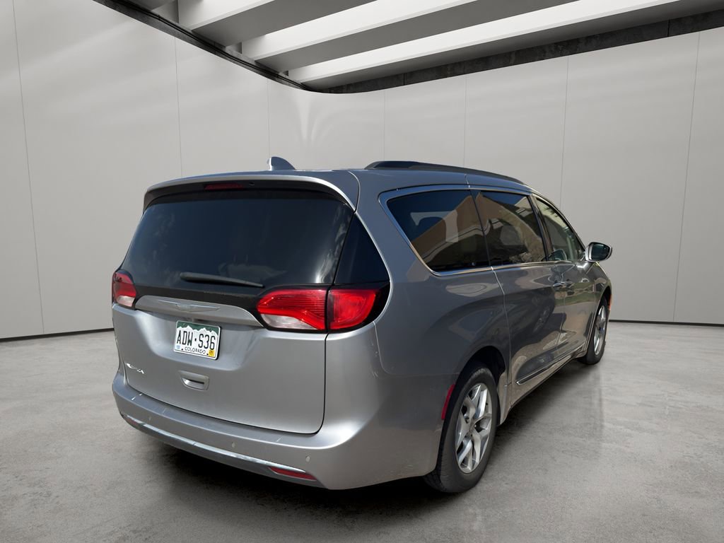 Used 2017 Chrysler Pacifica Touring-L w/ Tire & Wheel Group FWD image 4