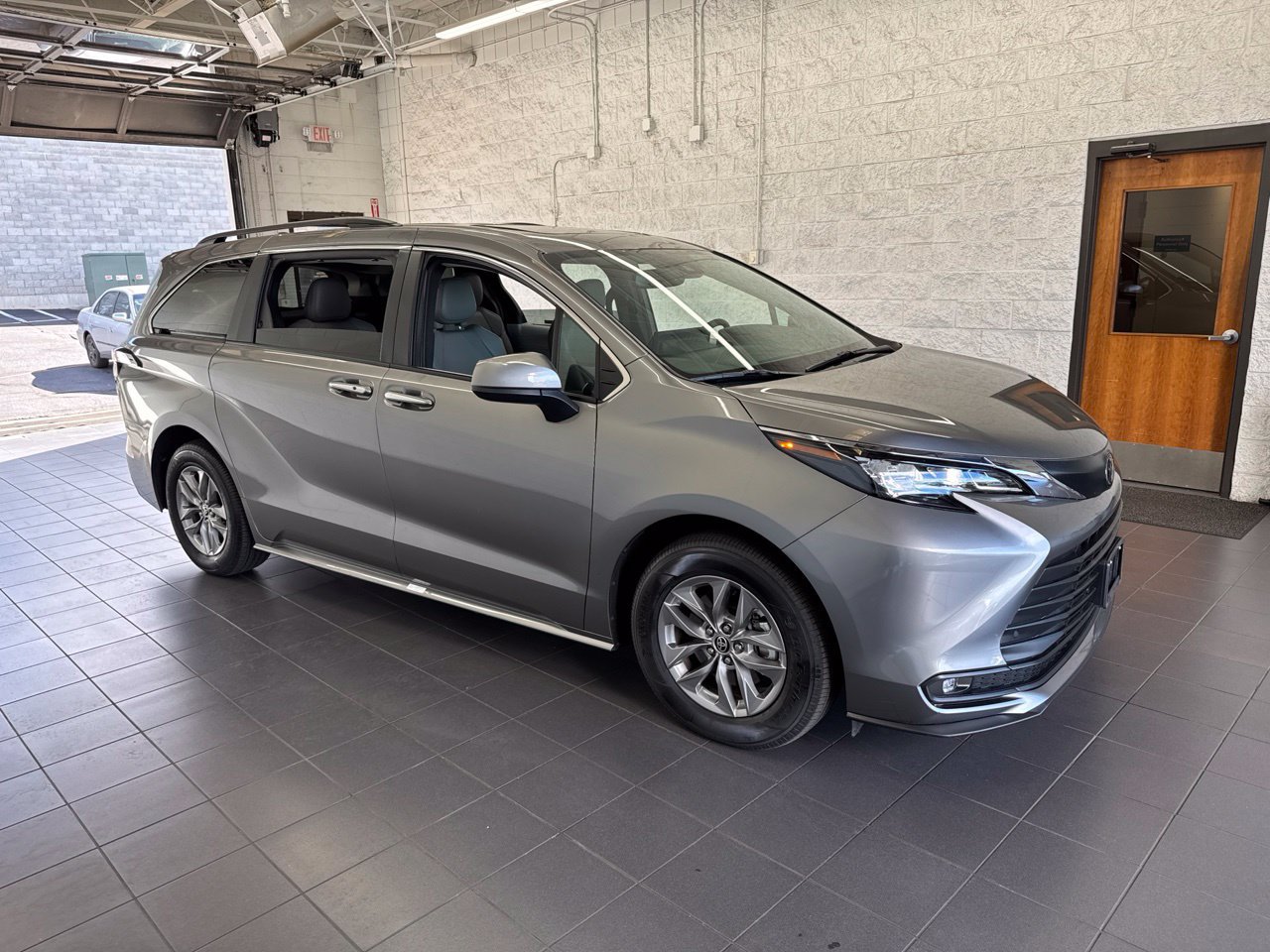 Certified 2026 Toyota Sienna XLE FWD image 1