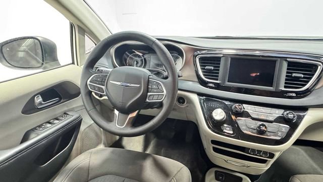 Used 2022 Chrysler Voyager LX image 12