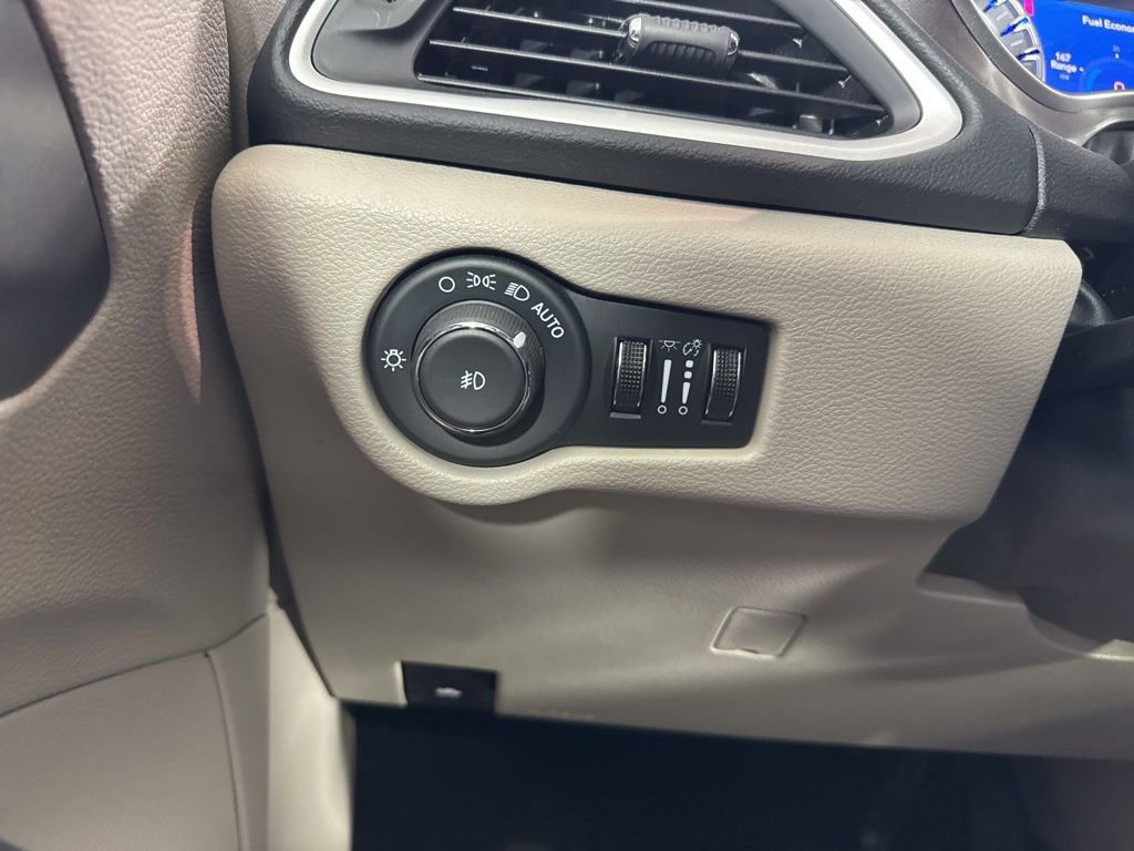 Used 2024 Chrysler Pacifica Touring-L FWD image 22