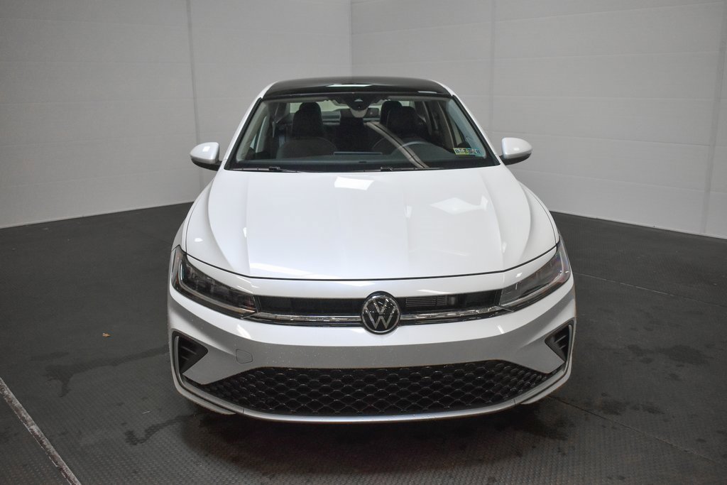 Used 2025 Volkswagen Jetta SE image 2