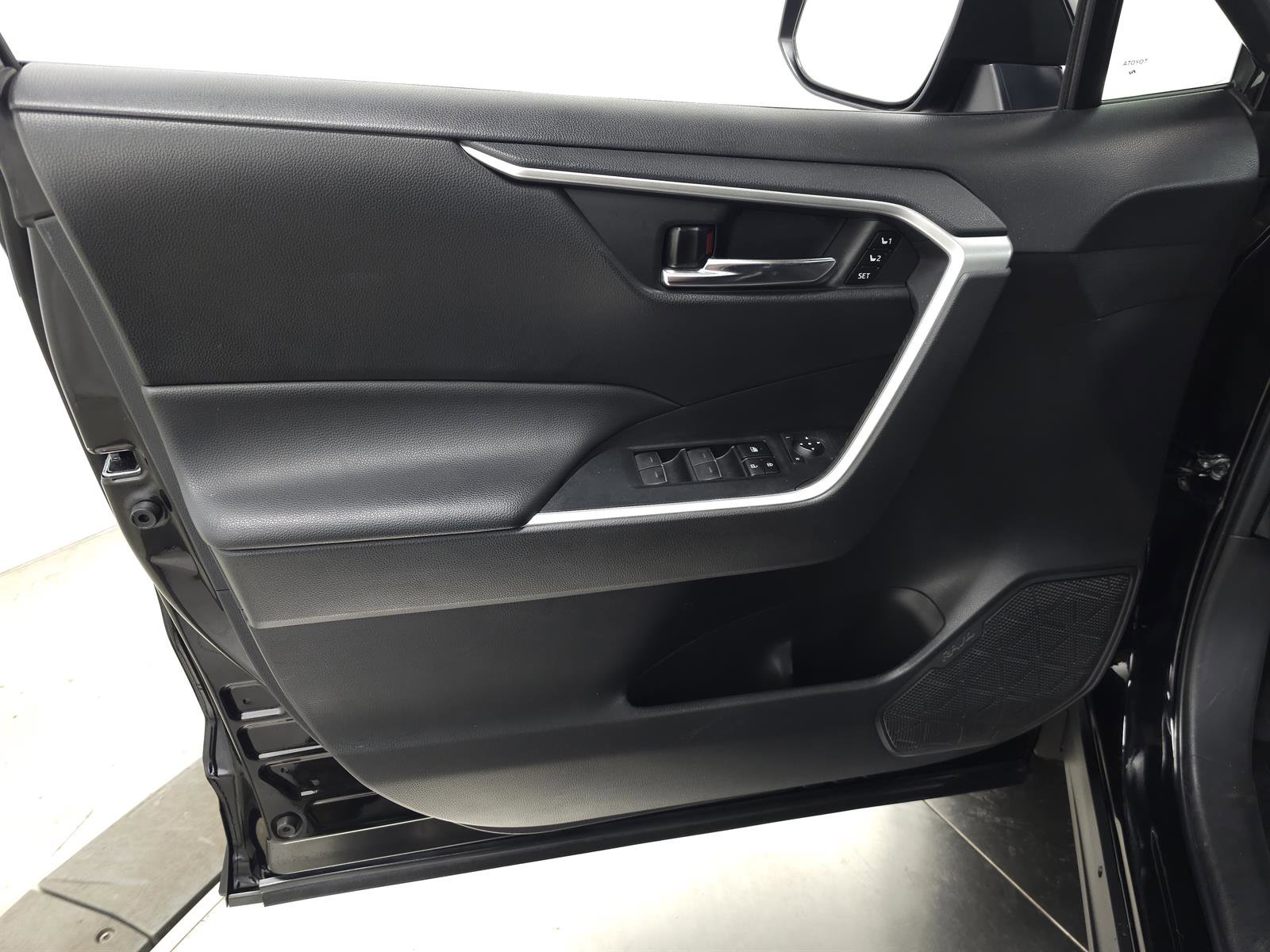 Used 2023 Toyota RAV4 XLE Premium image 15