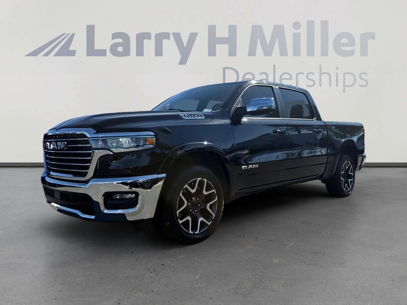 Used 2025 RAM 1500 Laramie AWD/4WD image 1
