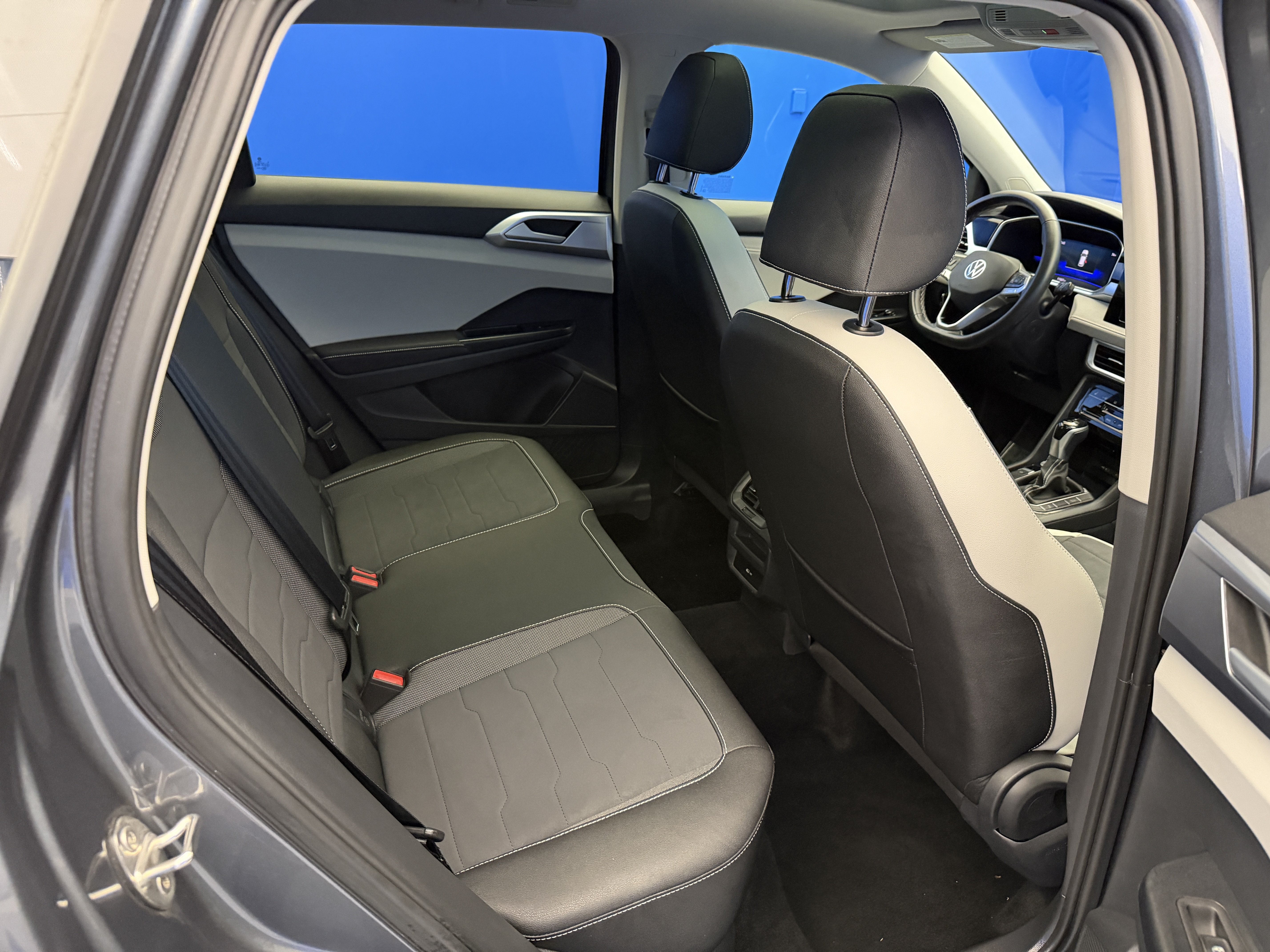 Certified 2025 Volkswagen Taos SE w/ Panoramic Sunroof Package FWD image 26