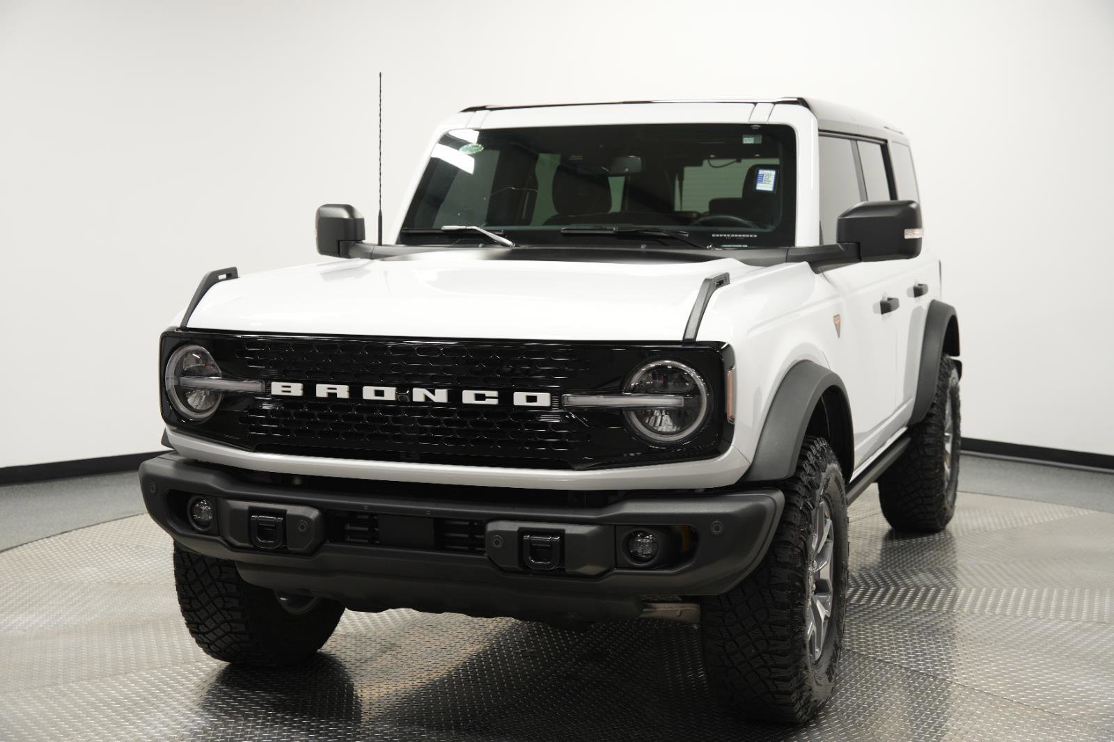 Used 2025 Ford Bronco Badlands image 3