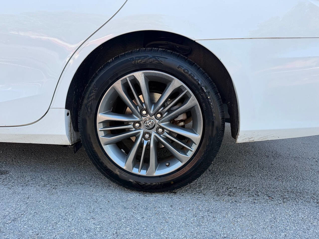 Used 2016 Toyota Camry SE w/ Moonroof Package FWD image 35