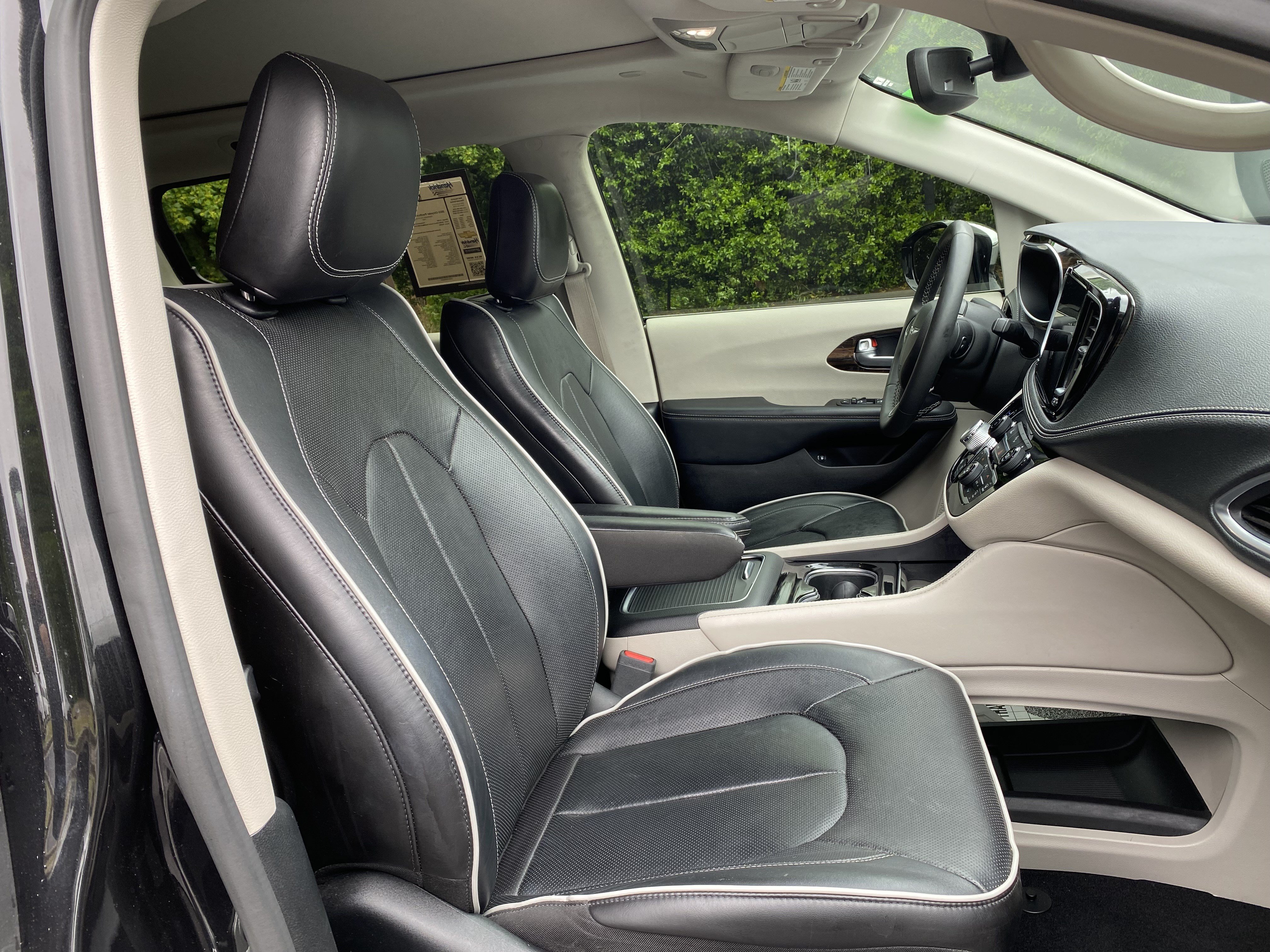 Used 2023 Chrysler Pacifica Limited FWD image 35
