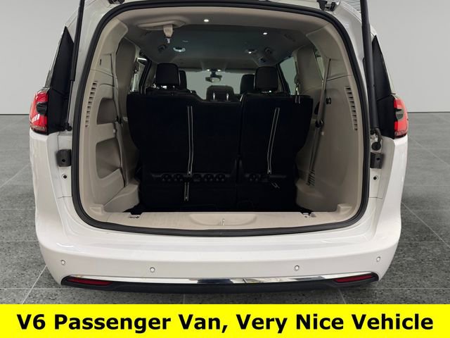 Used 2024 Chrysler Pacifica Touring-L image 15