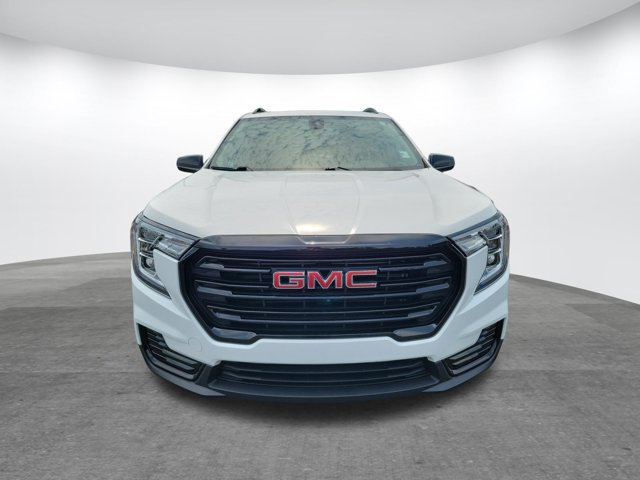 Used 2024 GMC Terrain SLE w/ Driver Convenience Package FWD image 2