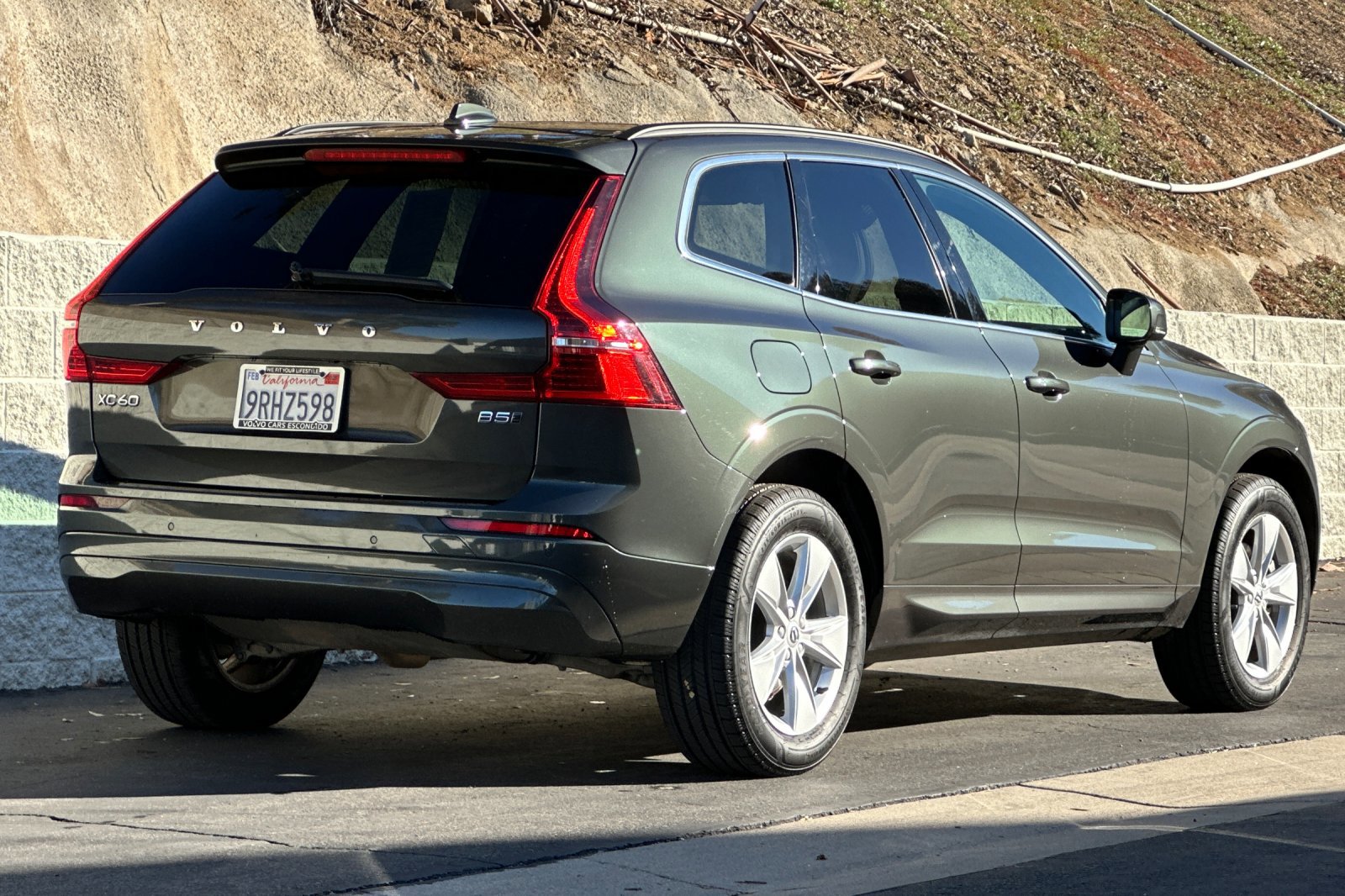 Certified 2022 Volvo XC60 B5 Momentum image 4