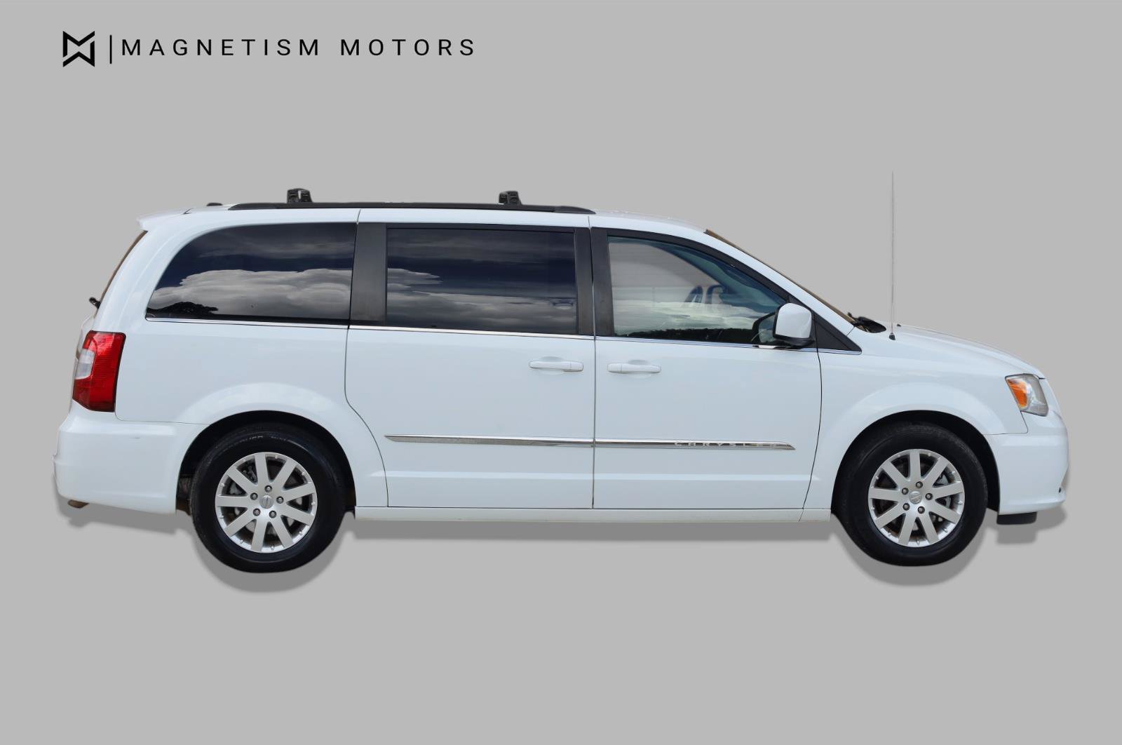 Used 2014 Chrysler Town & Country Touring FWD image 3