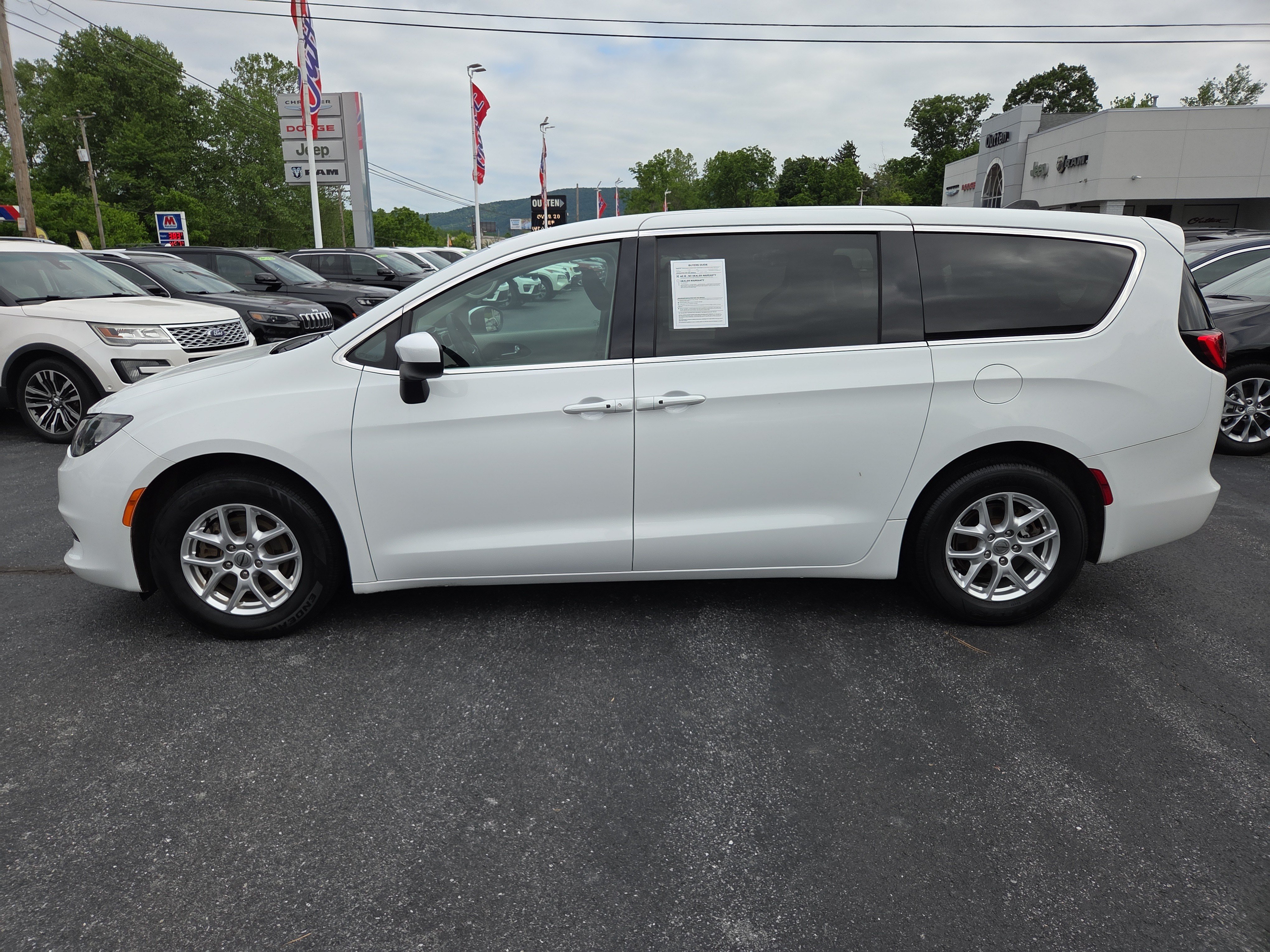 Certified 2022 Chrysler Voyager LX FWD image 7