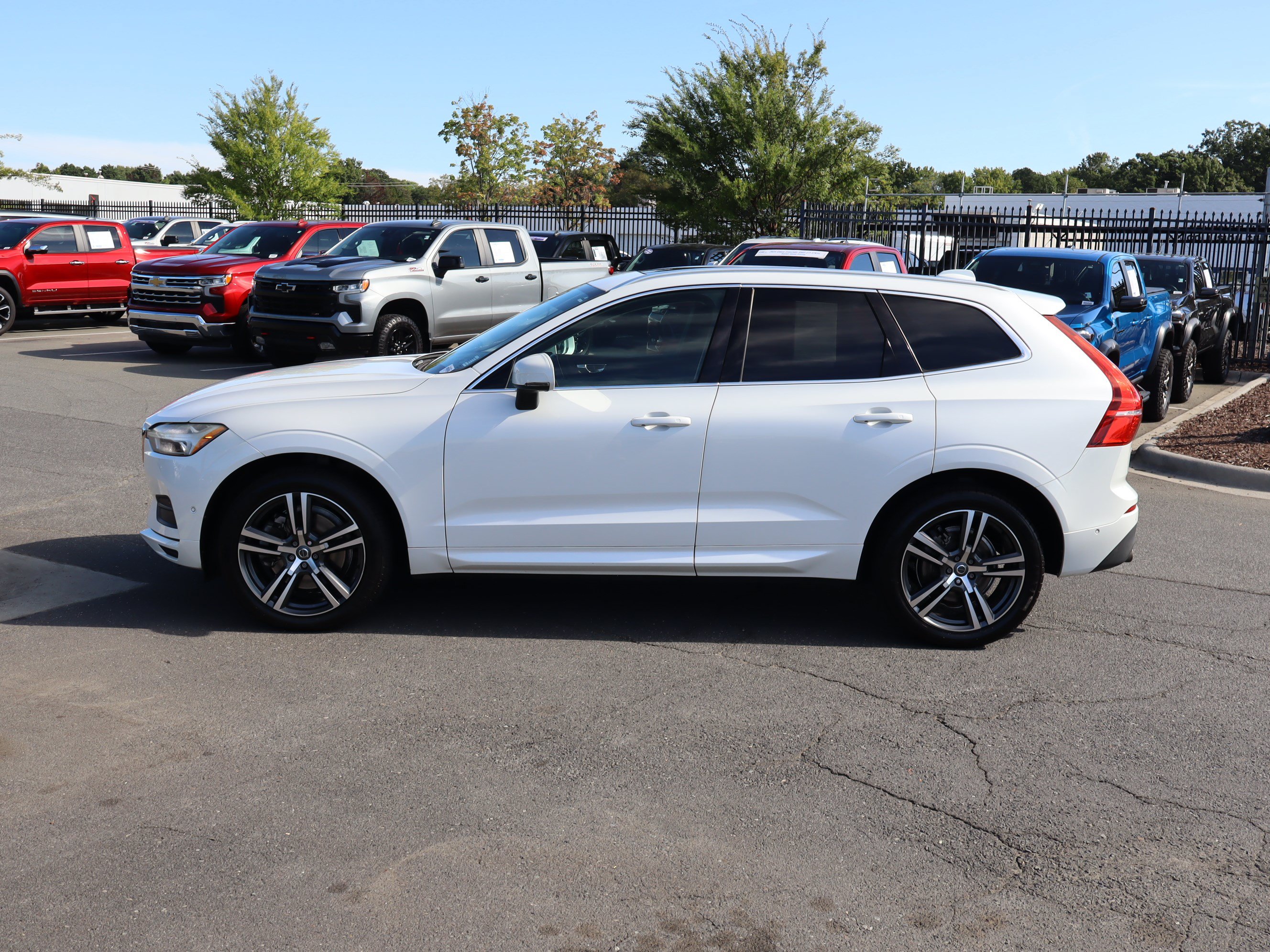 Used 2018 Volvo XC60 T6 Momentum w/ Vision Package AWD/4WD image 7