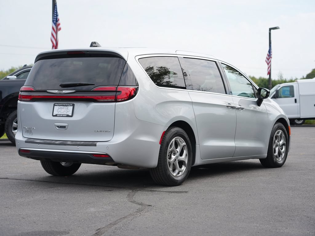 Used 2024 Chrysler Pacifica Limited FWD image 3