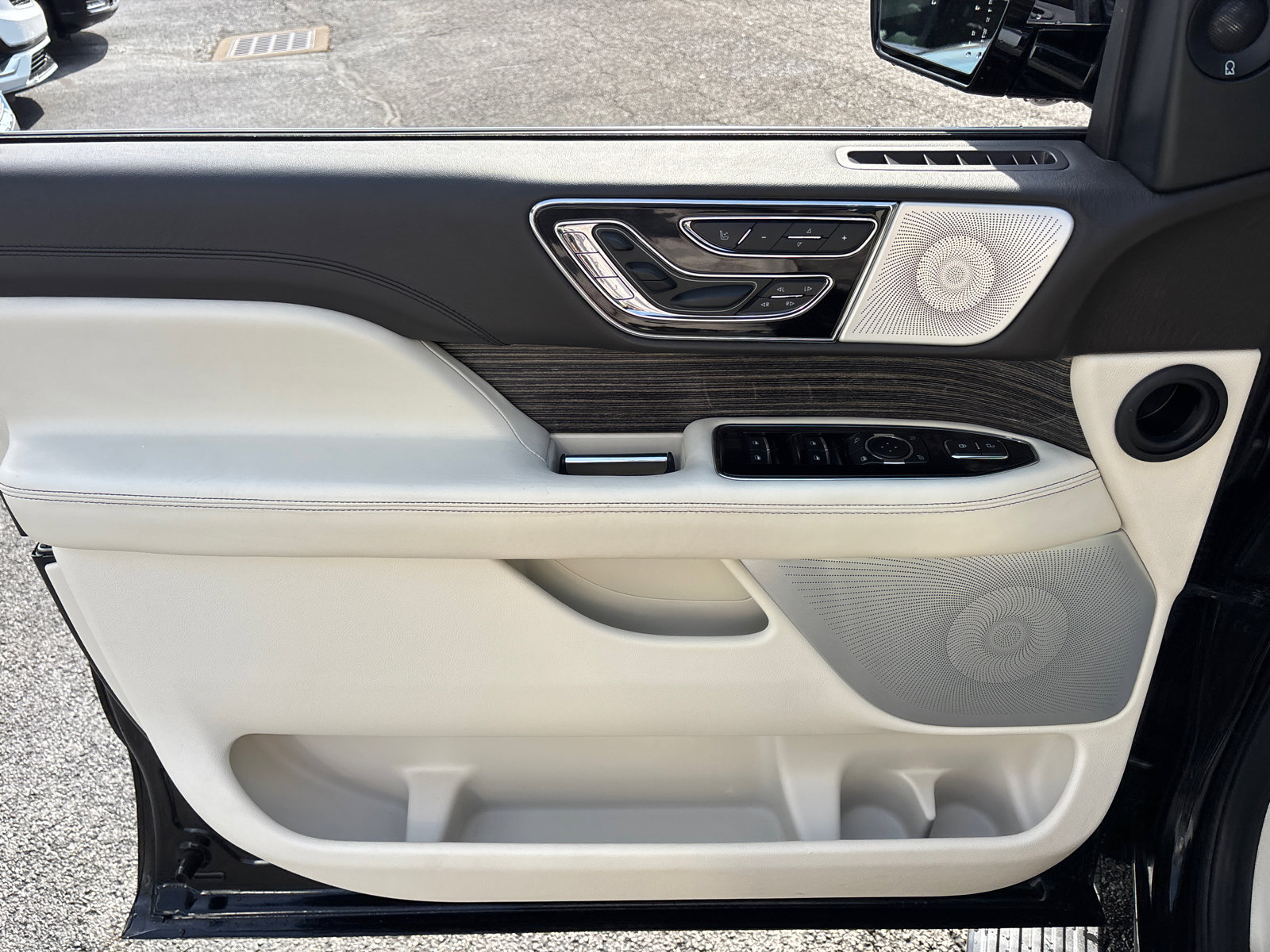 Used 2021 Lincoln Navigator Black Label w/ Cargo Convenience Package image 11