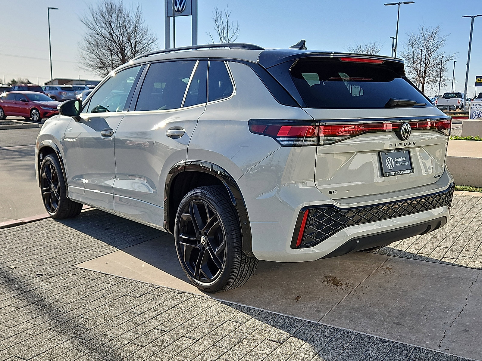 Certified 2025 Volkswagen Tiguan SE R-Line image 2