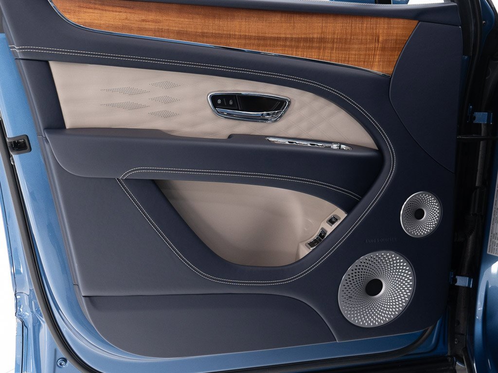 Used 2025 Bentley Bentayga image 11