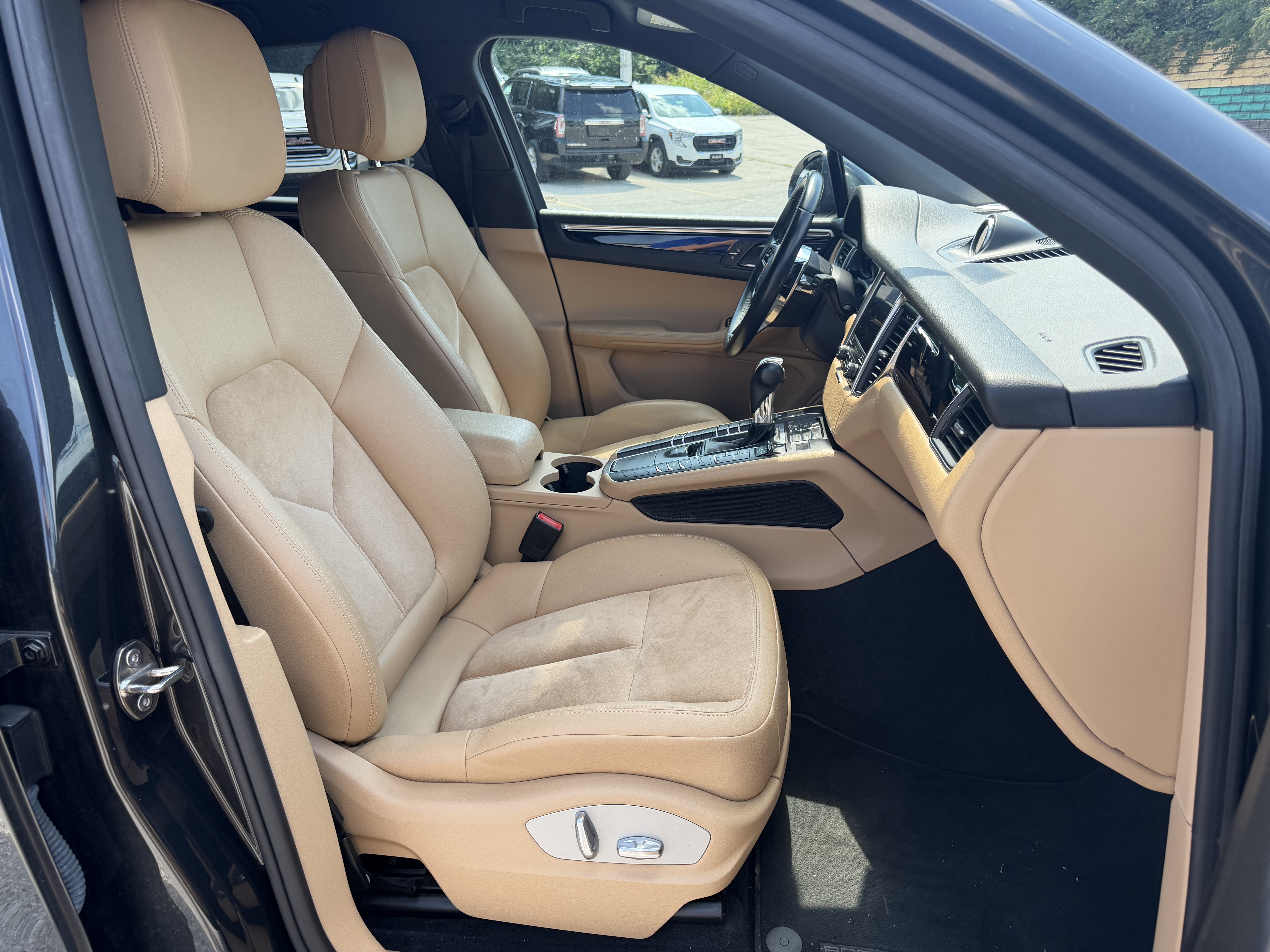 Used 2018 Porsche Macan AWD/4WD image 11