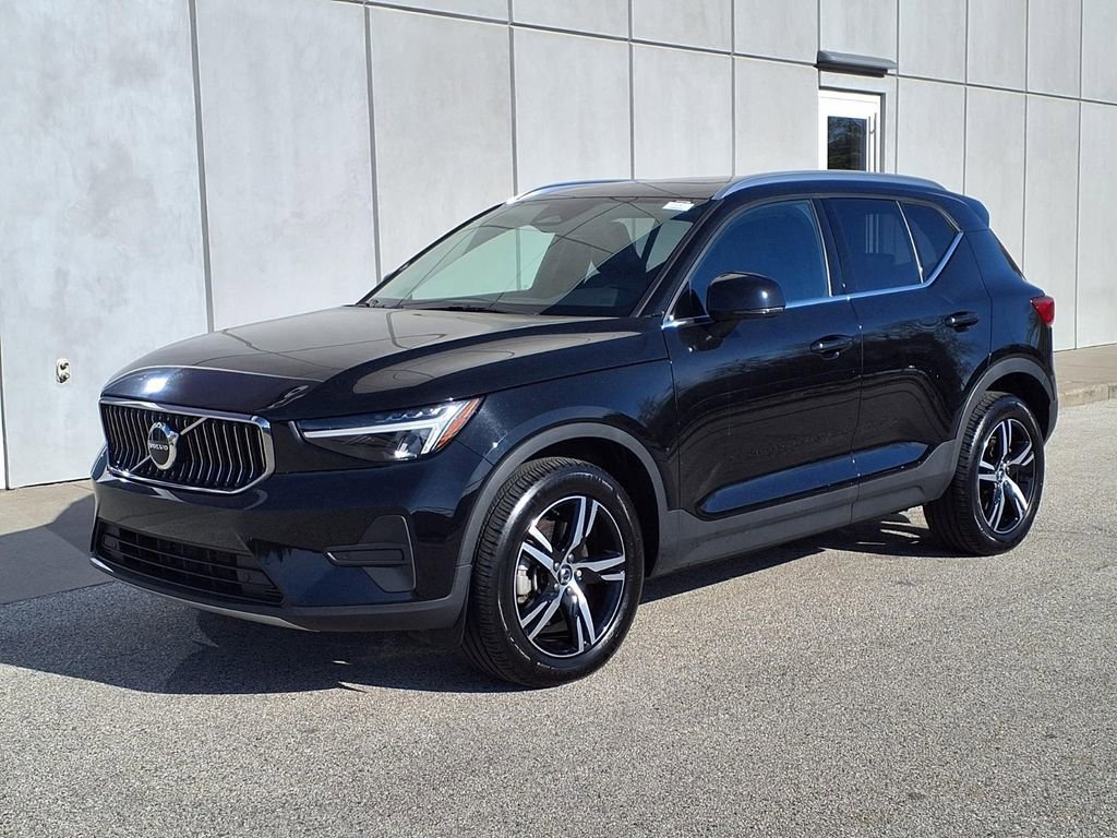 Certified 2025 Volvo XC40 B5 Core AWD/4WD image 1