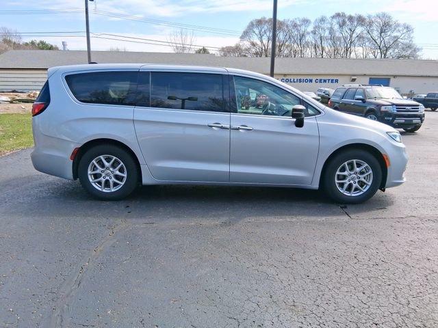 Used 2024 Chrysler Pacifica Touring-L FWD image 6
