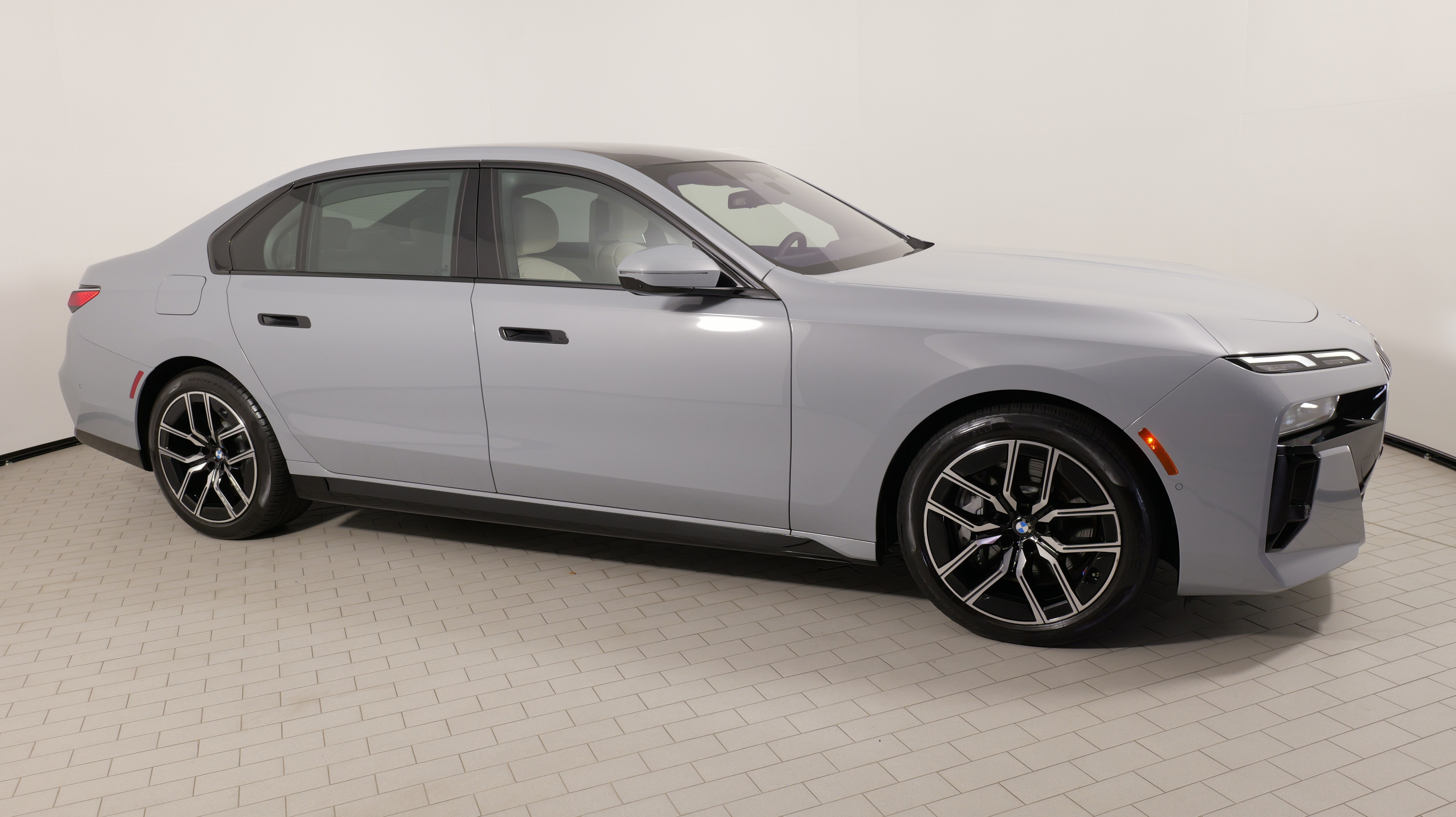 Used 2023 BMW 760i xDrive AWD/4WD image 11