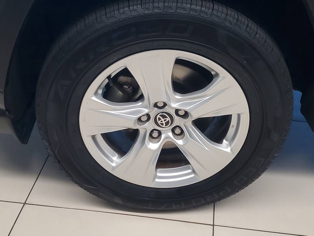 Used 2021 Toyota RAV4 XLE w/ Convenience Package image 4