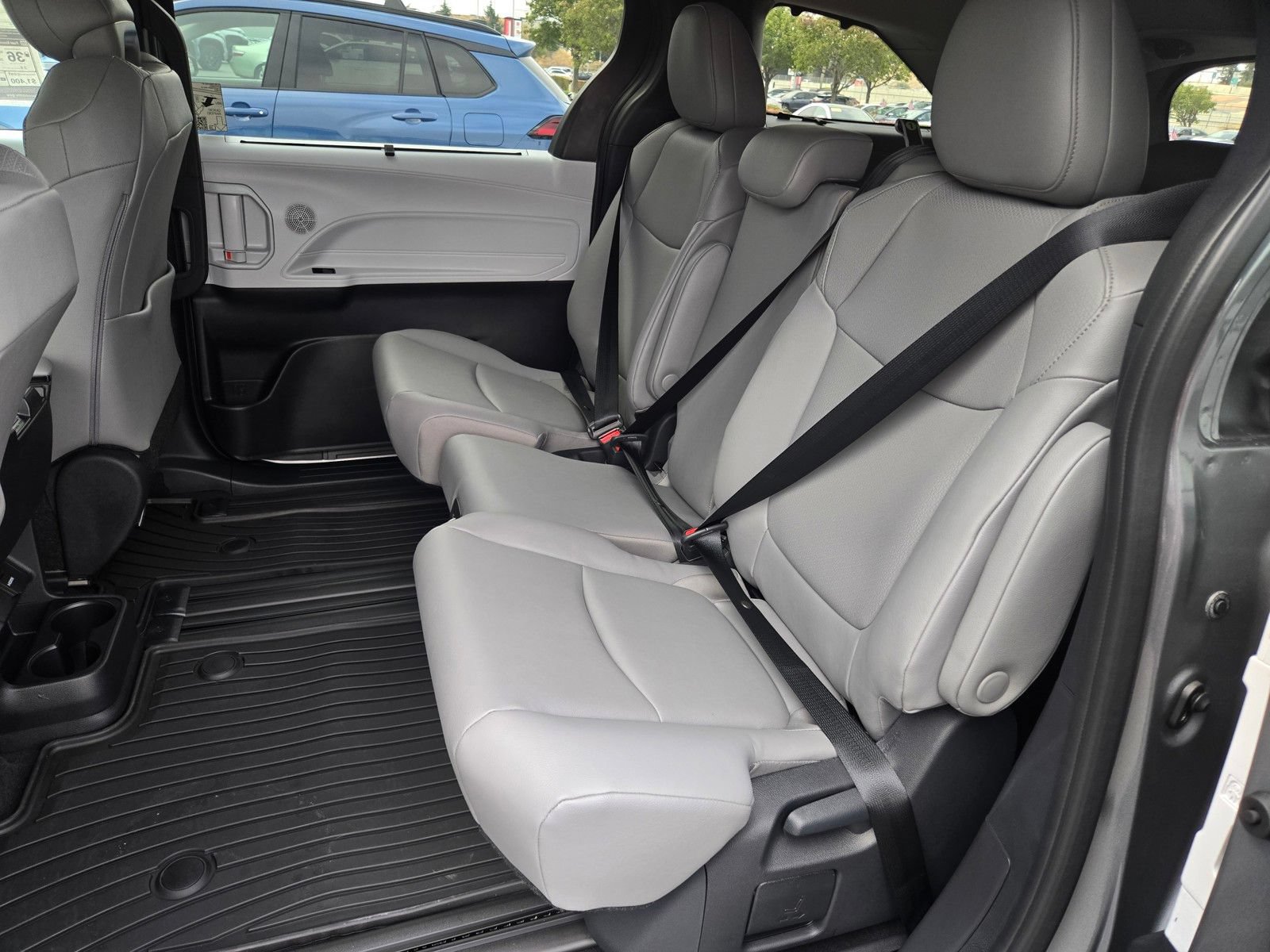 Used 2026 Toyota Sienna XLE FWD image 11