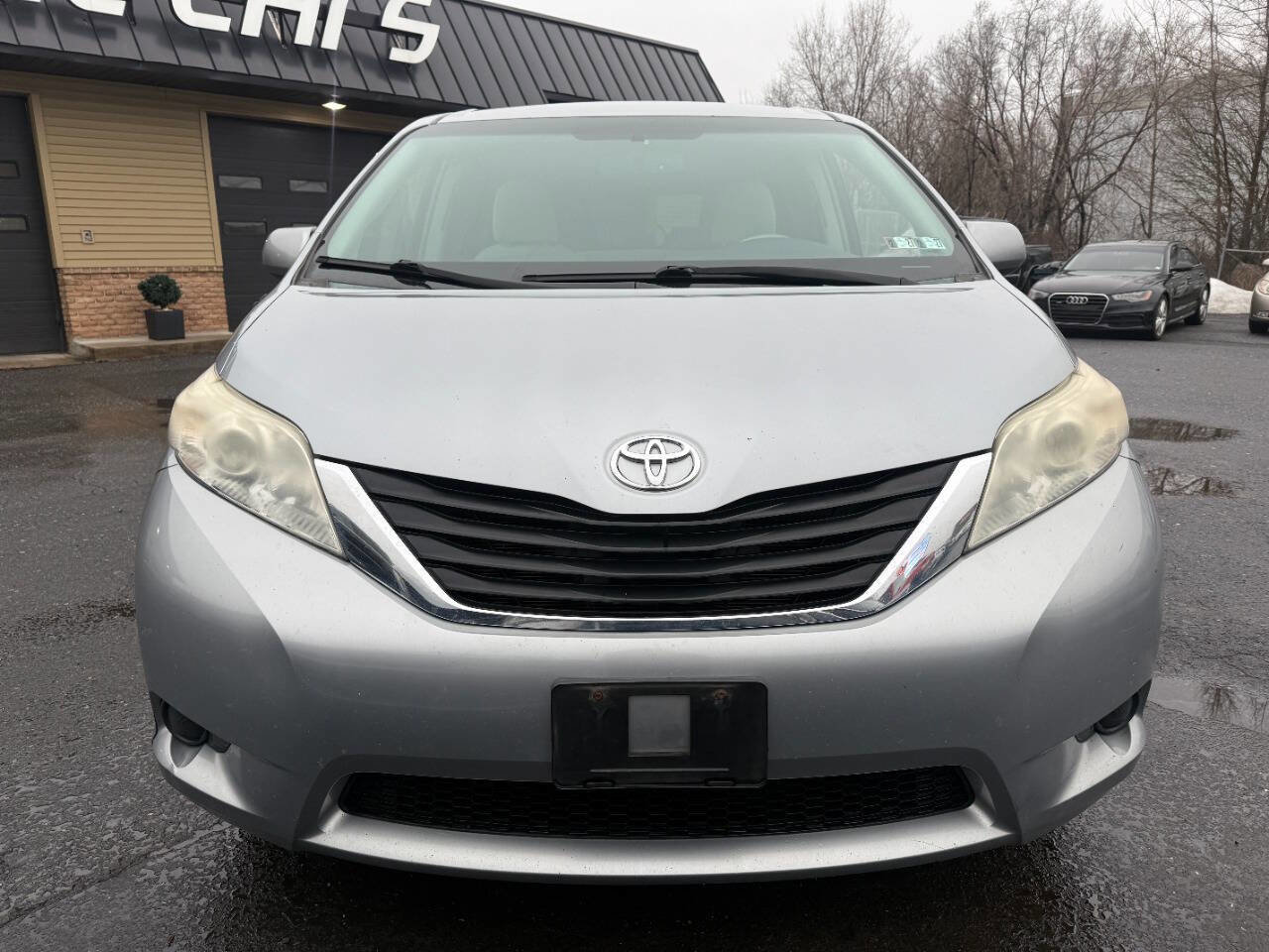 Used 2013 Toyota Sienna LE image 2