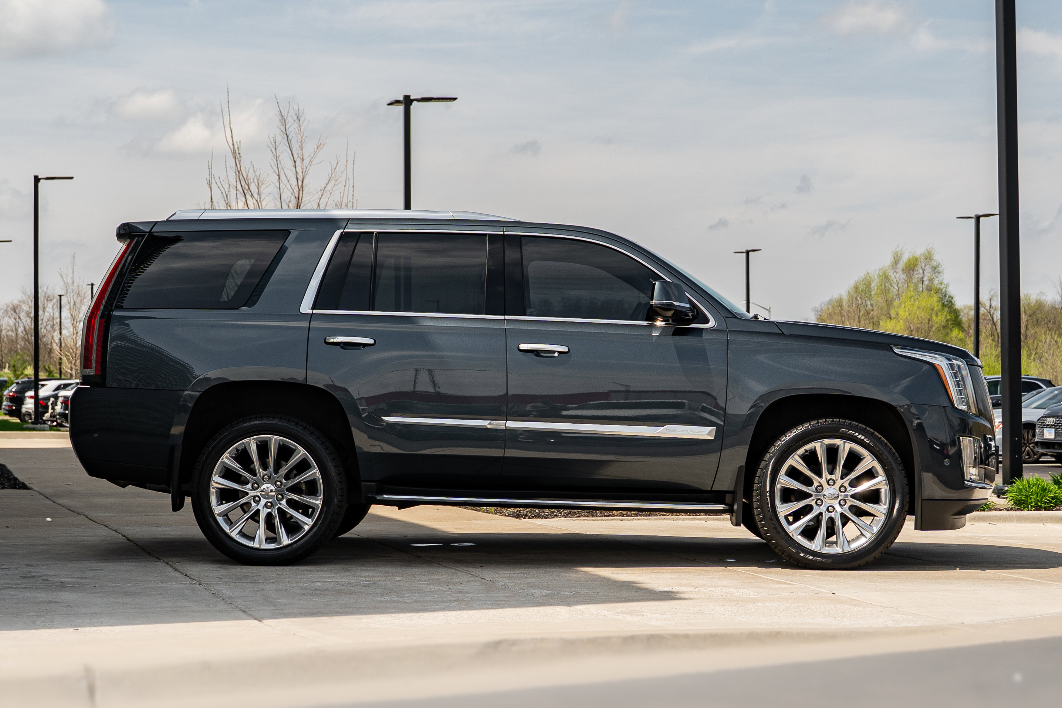 Used 2020 Cadillac Escalade Luxury AWD/4WD image 2