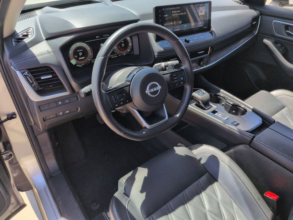 Used 2024 Nissan Rogue Platinum w/ Platinum Premium Package FWD image 2