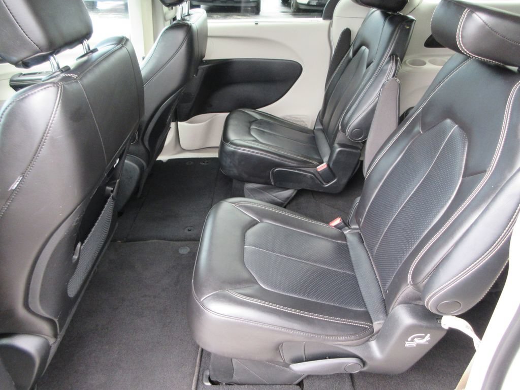 Used 2023 Chrysler Pacifica Touring-L FWD image 13