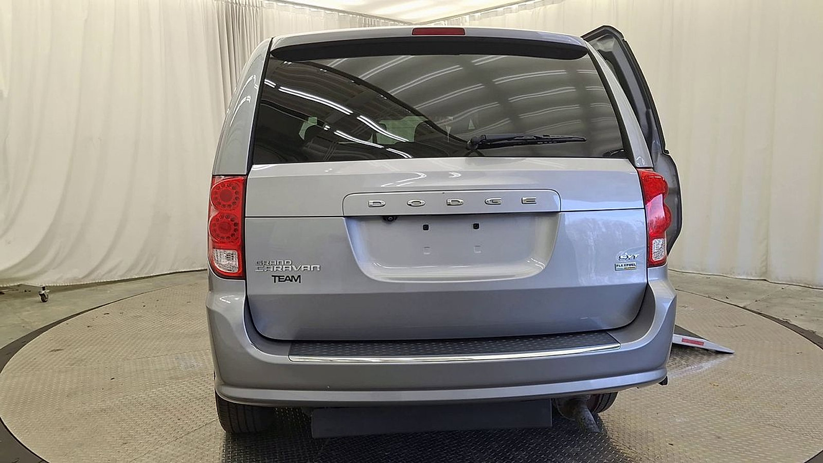 Used 2019 Dodge Grand Caravan SXT image 2