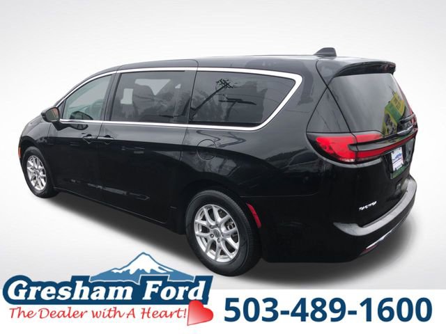 Used 2023 Chrysler Pacifica Touring-L FWD image 5
