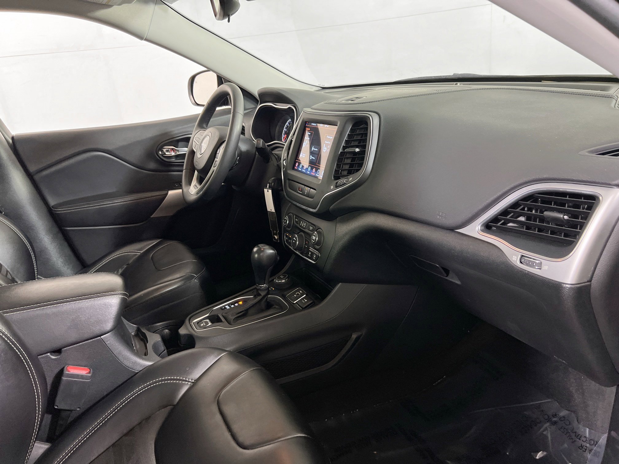 Used 2022 Jeep Cherokee Latitude w/ Sun & Sound Group AWD/4WD image 28