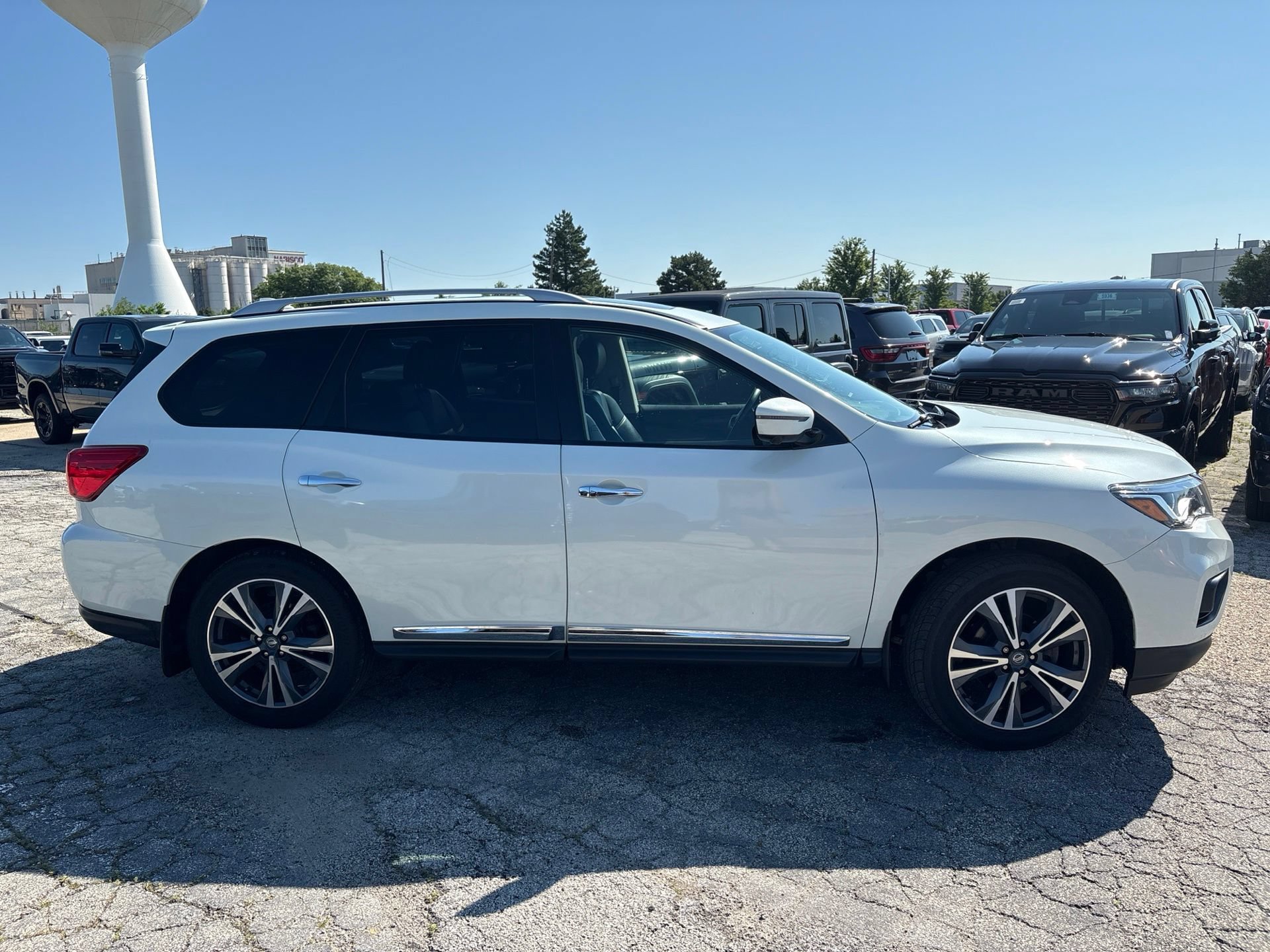Used 2019 Nissan Pathfinder Platinum AWD/4WD image 5
