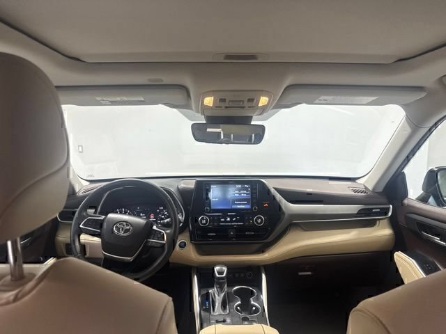 Used 2021 Toyota Highlander XLE AWD/4WD image 18