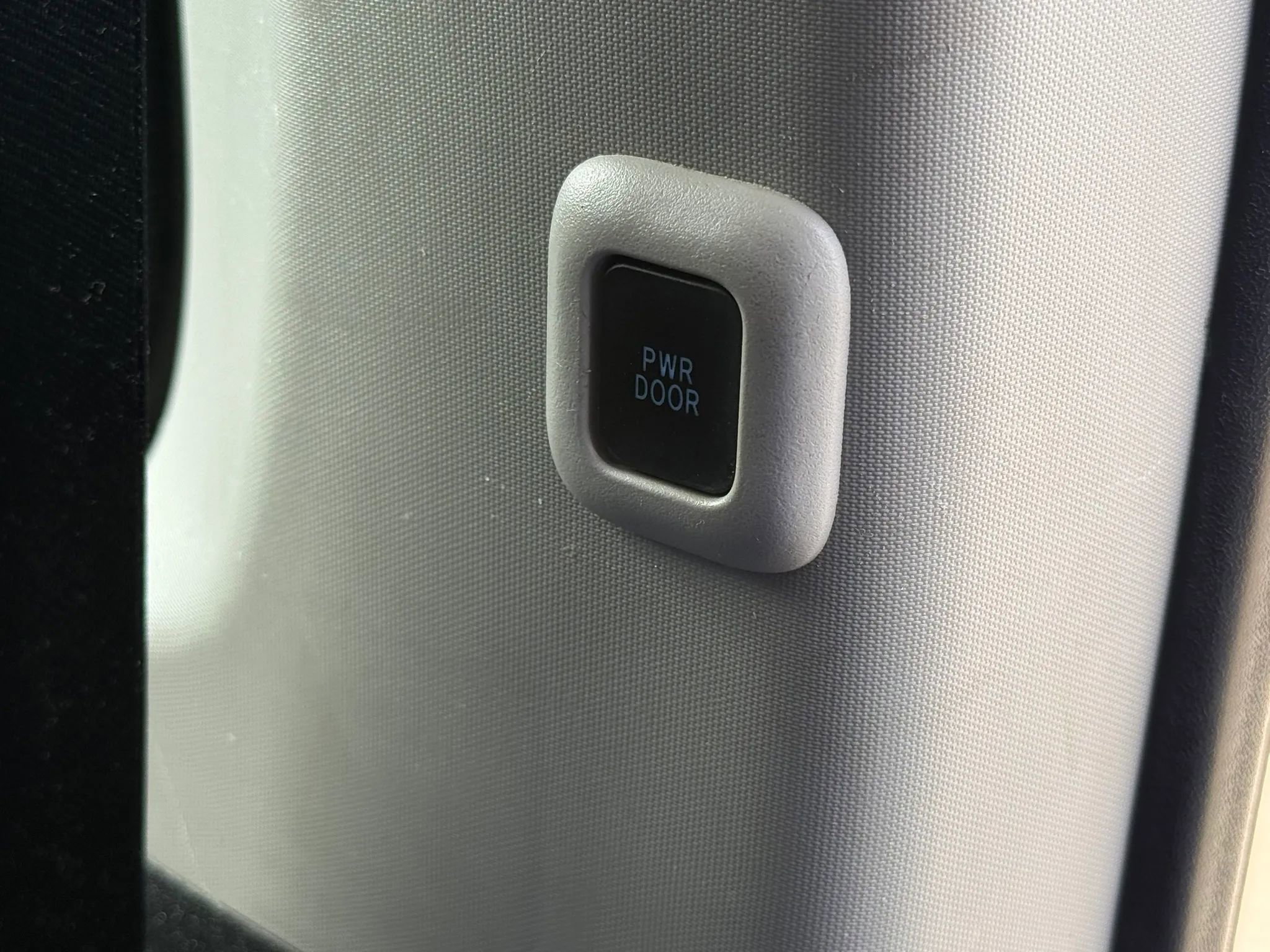 Used 2018 Toyota Sienna SE FWD image 30